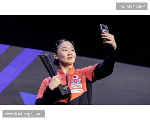 直板破局!邱党 4-2 擒张本夺冠,日本一哥领奖台失魂